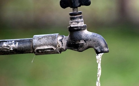 為什么飲用水中有奇怪的異味？